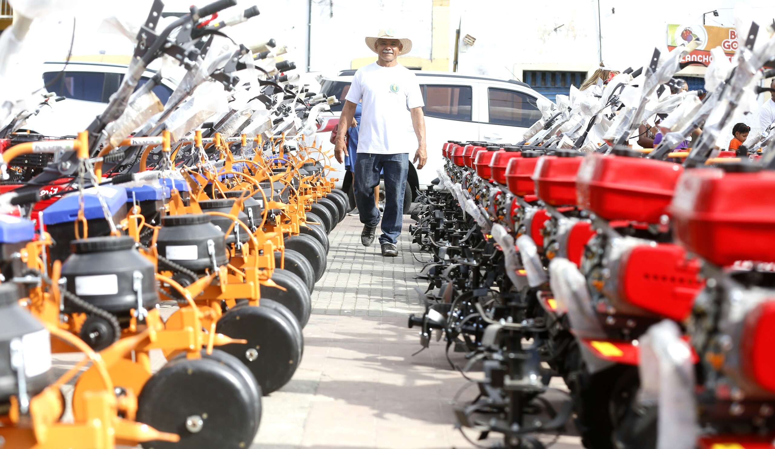Associações e cooperativas de 85 municípios cearenses recebem motocultivadores para agricultura familiar
