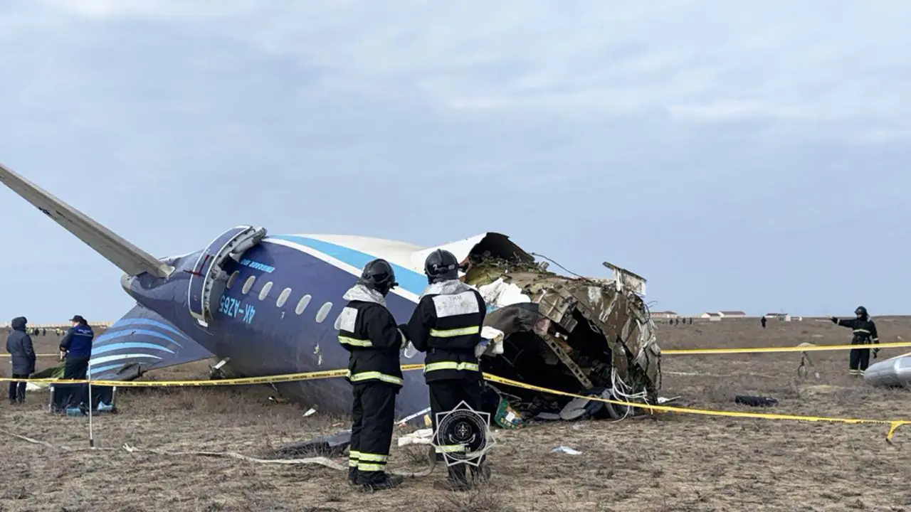 Caixas-pretas de jato da Embraer que caiu no Cazaquistão chegam hoje ao Brasil