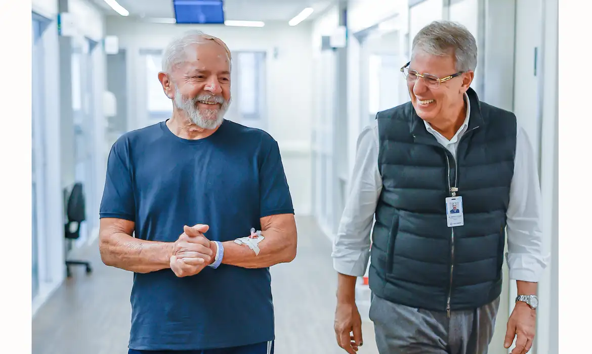 Presidente Lula publica vídeo caminhando no hospital: “estou firme e forte”