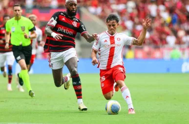 Flamengo vence e tira Inter da briga pelo título brasileiro