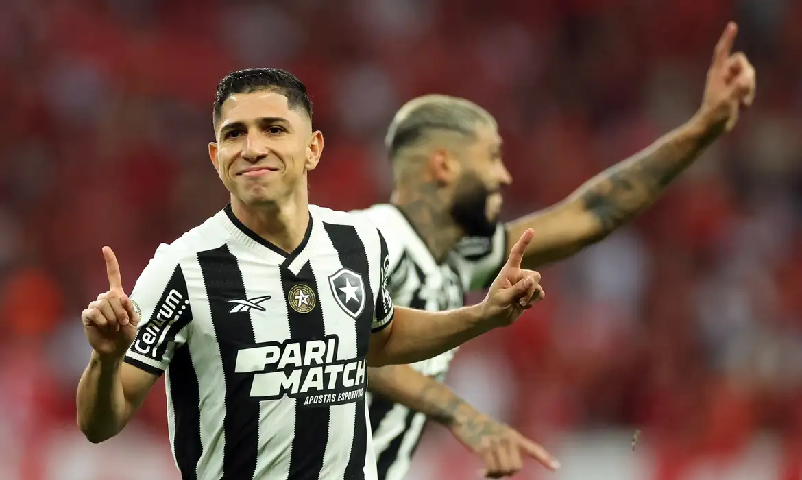Botafogo derrota Inter e joga por um empate para ser campeão brasileiro no domingo