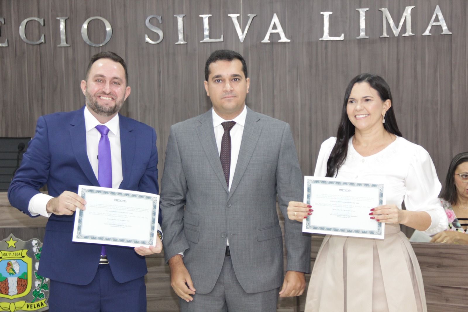 Dr. Lorim e Macielle Macêdo são diplomados em solenidade oficial na Câmara Municipal de Missão Velha