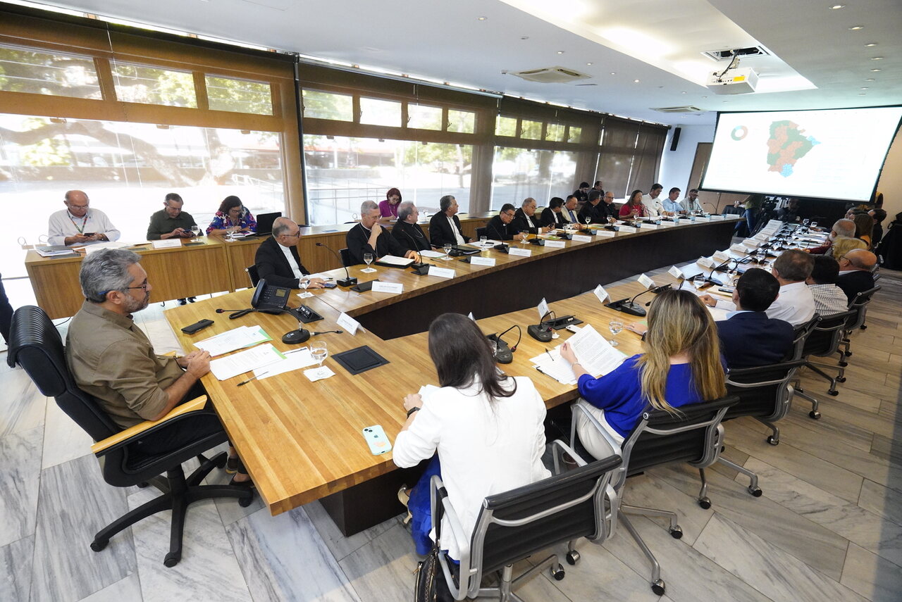 Governador Elmano de Freitas discute demandas regionais com integrantes da CNBB