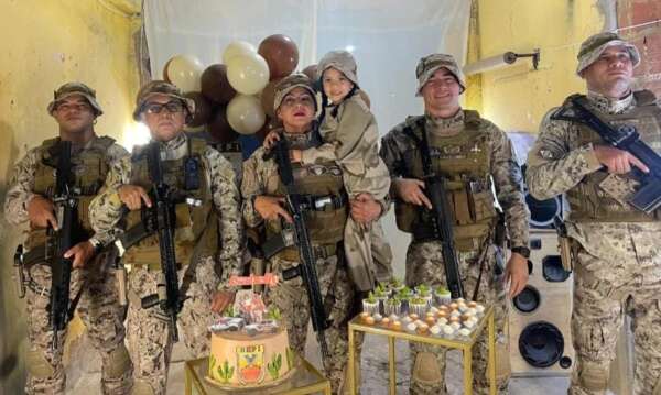 Menina fã da Polícia comemora 5 anos com a equipe do BEPI e se surpreende com a presença de uma policial militar na equipe