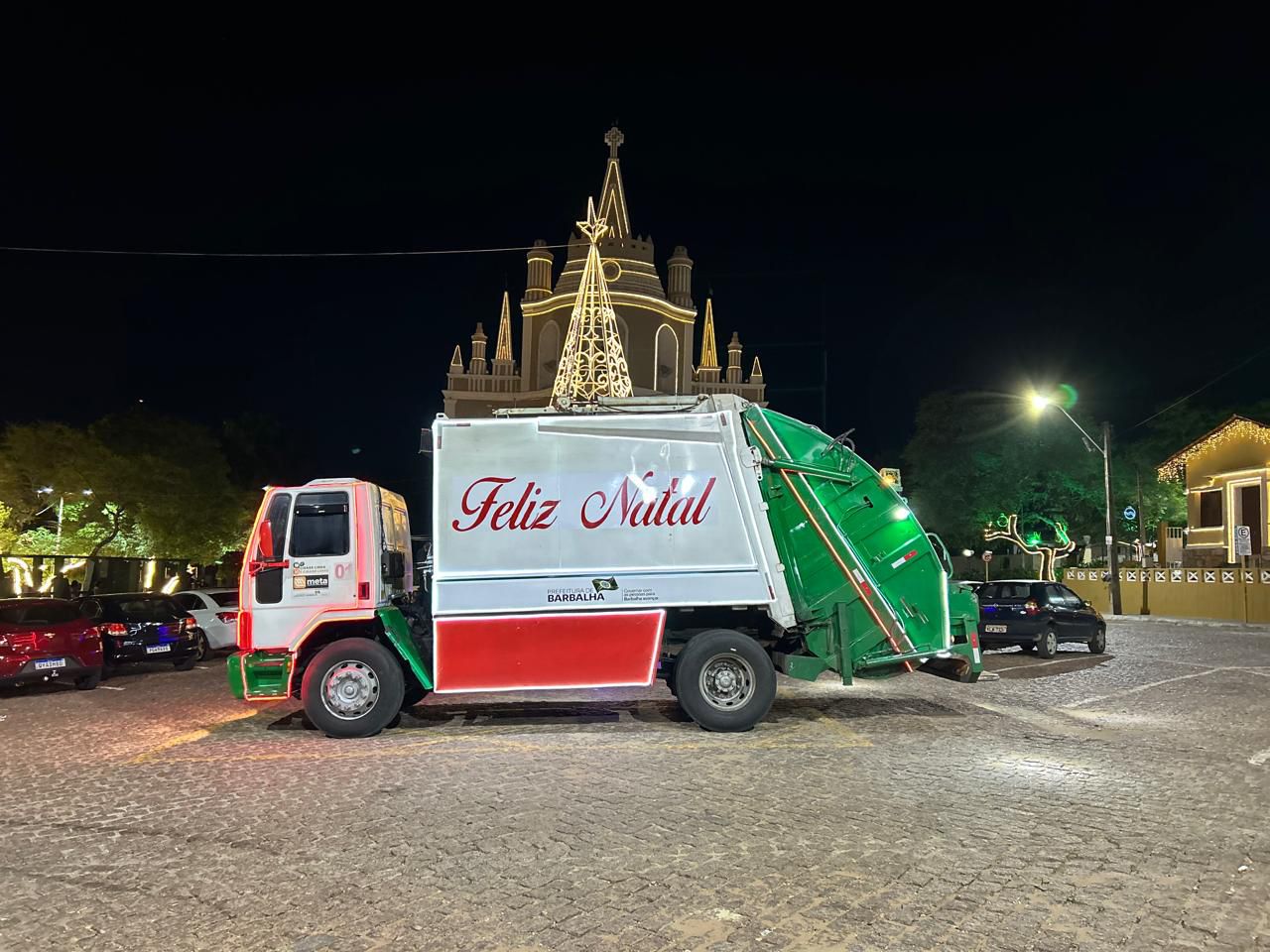 Caminhão compactador de lixo com decoração natalina encanta os moradores de Barbalha