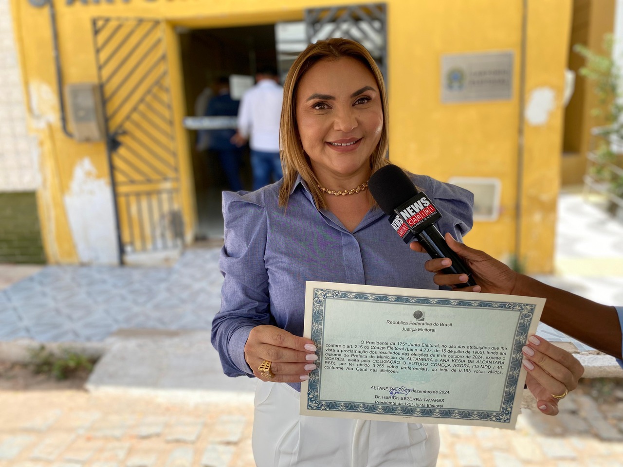 Késia Alcântara recebe diploma de prefeita eleita da cidade de Altaneira