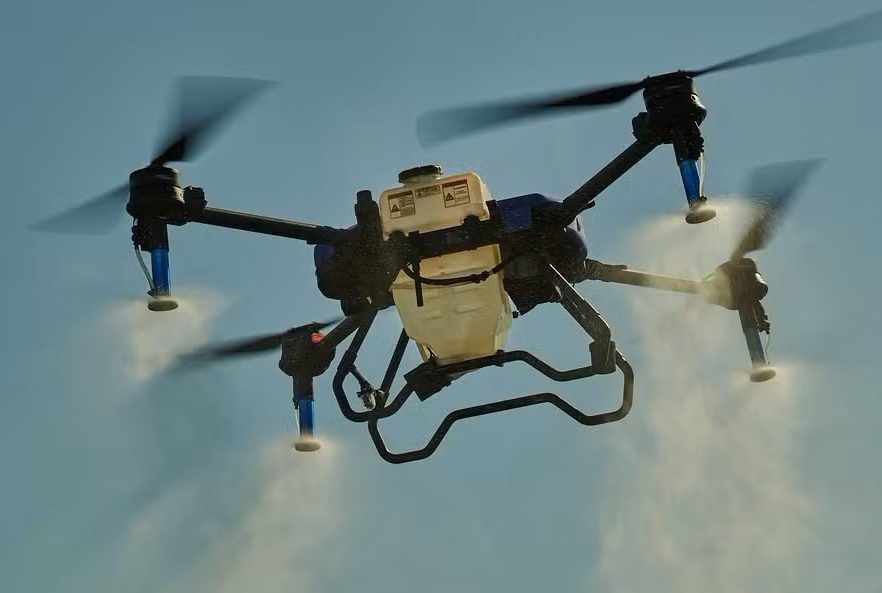 Governo sanciona lei que autoriza pulverização de agrotóxicos por drones no Ceará