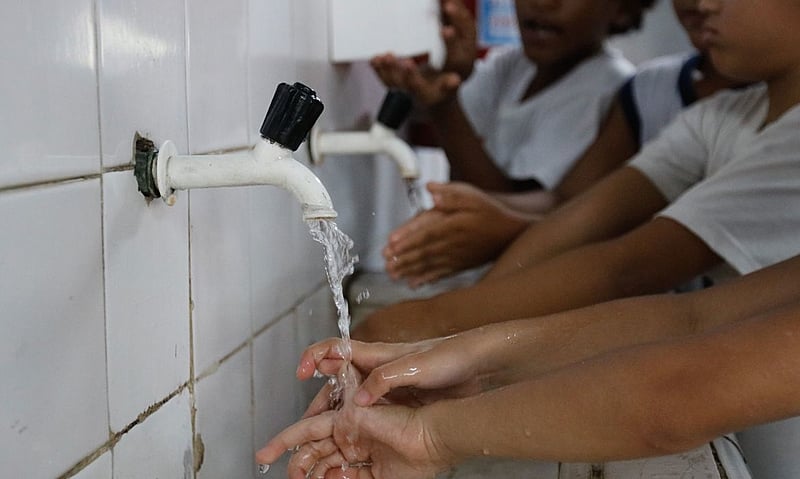 1,4 milhão de estudantes no Brasil não têm água tratada na escola