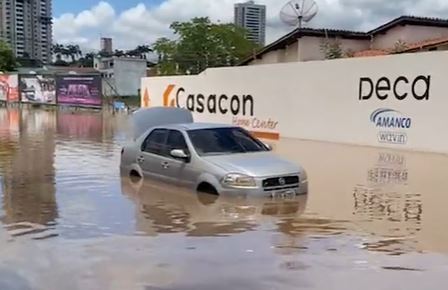AO VIVO: carro fica preso num ponto de alagamento após chuvas em Juazeiro do Norte