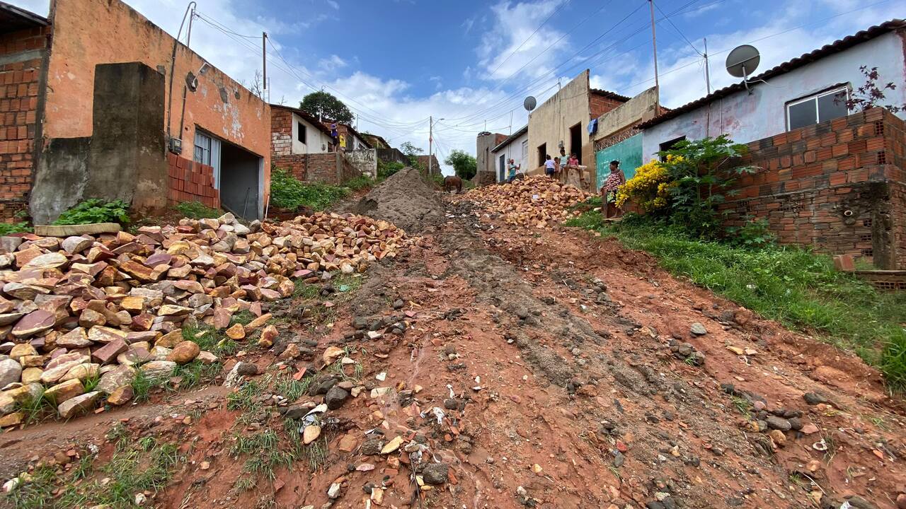 AO VIVO: calçamento inacabado causa transtornos e material invade casas após chuvas no Crato