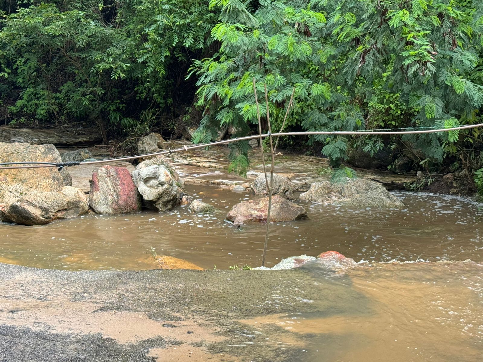 Família residente no Lameiro faz apelo para que encanamento improvisado perto da Cascata do Crato seja corrigidoseja
