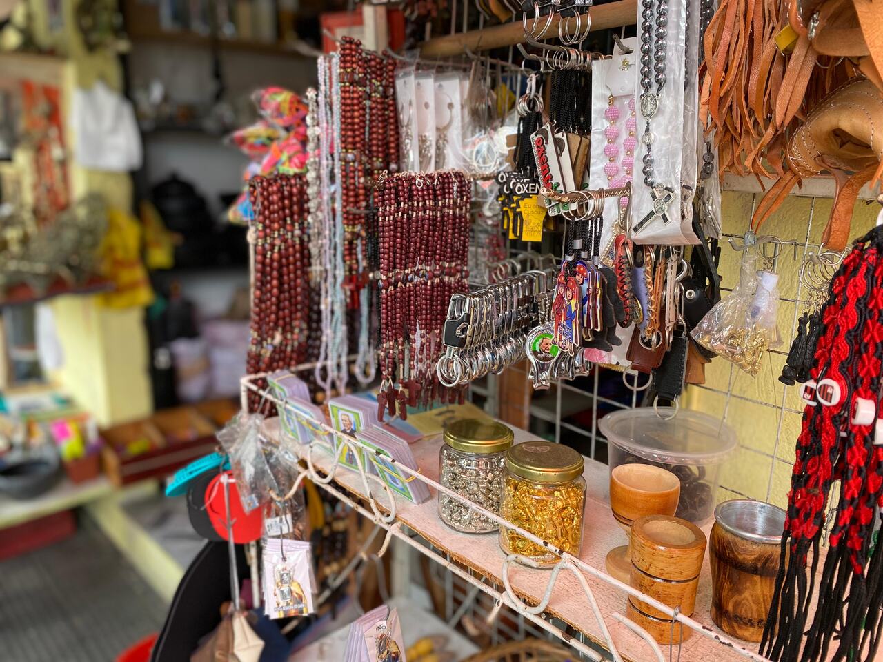 Comerciantes lotam calçadas e visitantes chegam para mais uma Romaria das Candeias, em Juazeiro do Norte