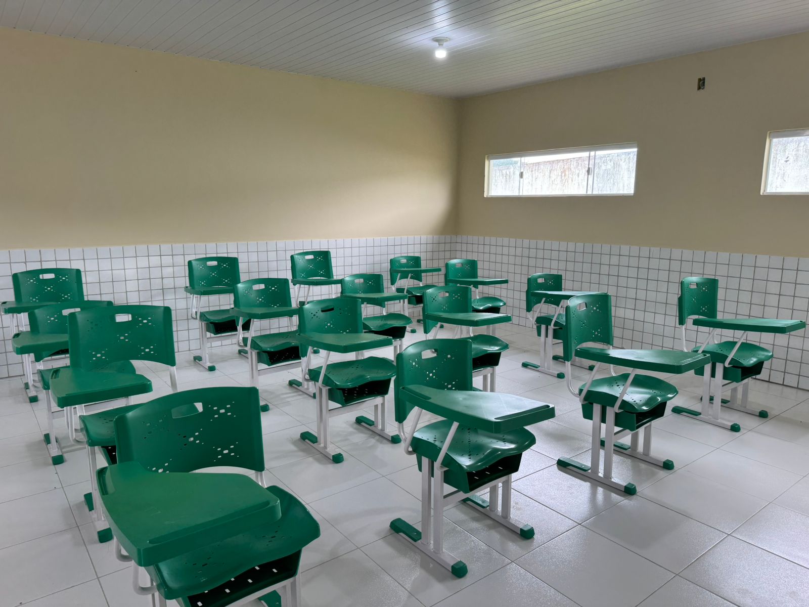 Prefeitura de Farias Brito reforça infraestrutura escolar com a entrega de 500 novas carteiras e mesas