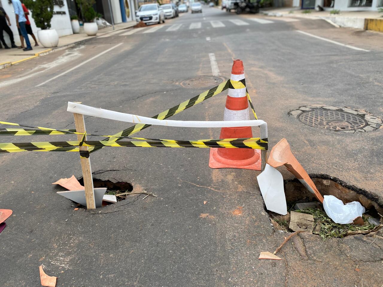 Após alagamento, trecho do bairro Lagoa Seca apresenta buracos que dificultam o trânsito