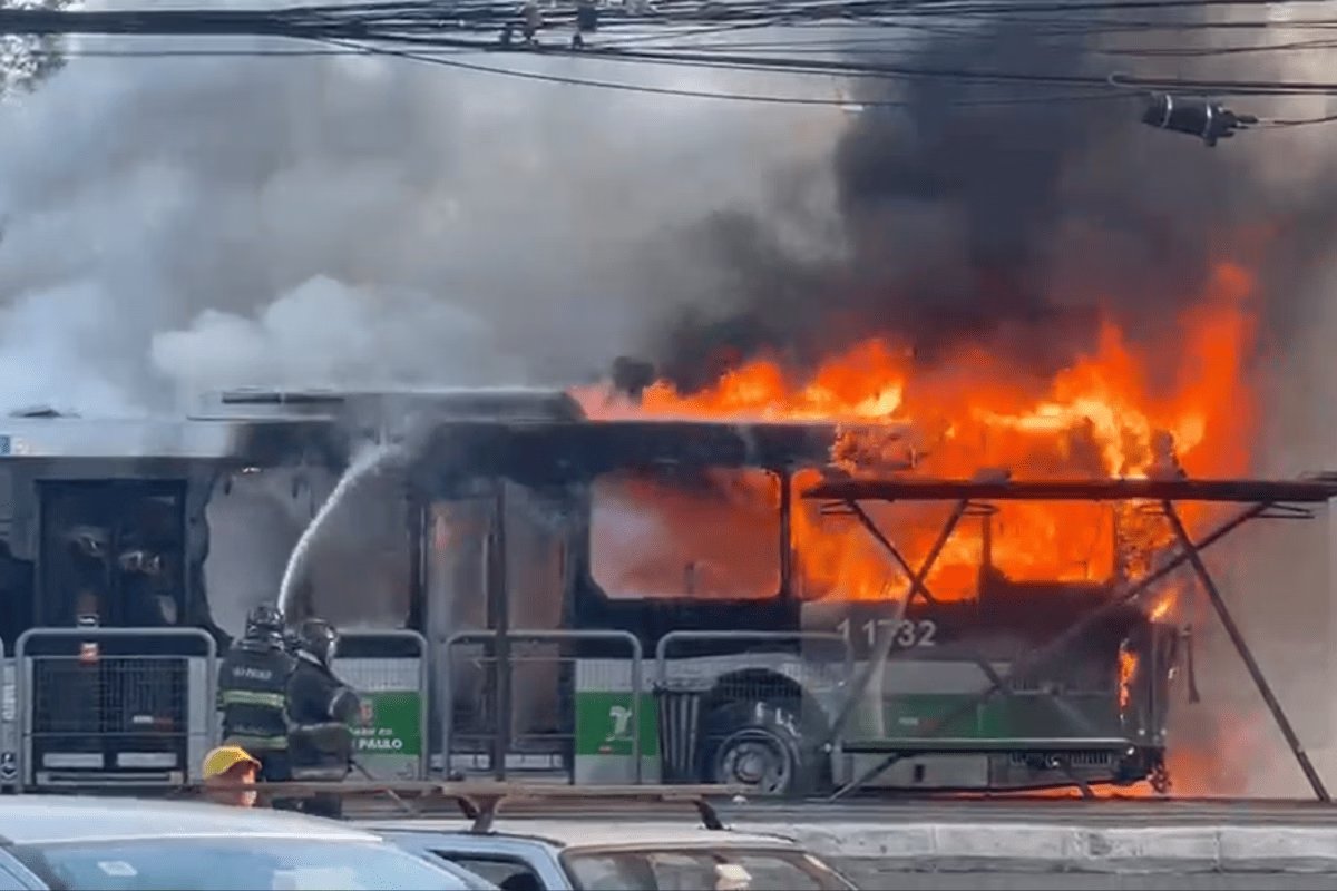Avião de pequeno porte cai na Barra Funda, em São Paulo, e atinge ônibus