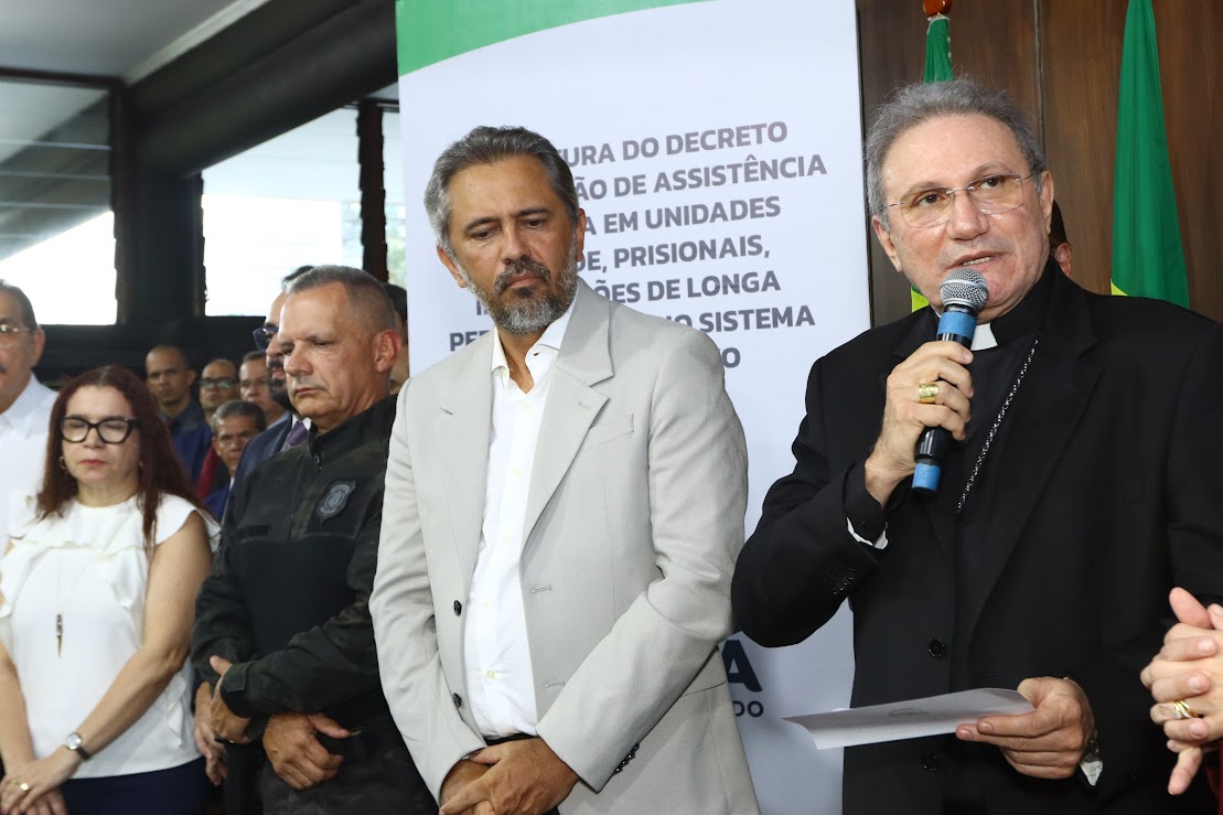 Elmano assina decreto que garante assistência religiosa em hospitais, equipamentos de internação e sistemas socioeducativo e prisional