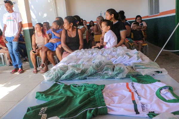 Barbalha inicia entrega de fardamento escolar para toda a rede municipal