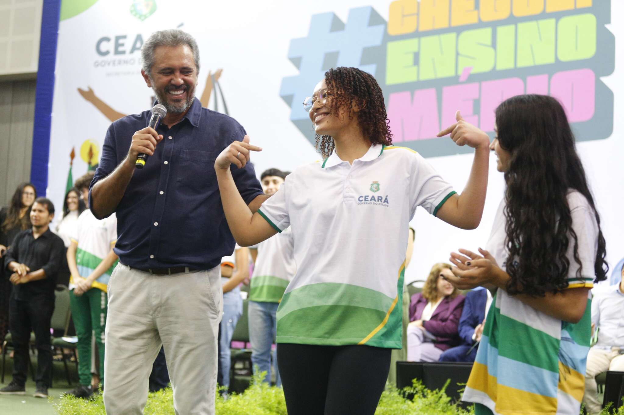 Governo do Ceará vai investir mais de R$ 118 milhões em tablets com chips, fardamentos e outras ações para estudantes da rede estadual