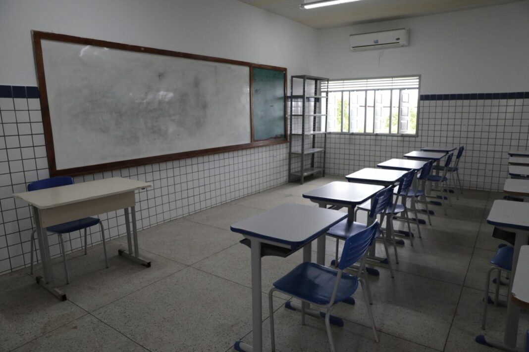 Governador Elmano de Freitas sanciona lei para reajuste de 6,27% para o magistério da educação básica