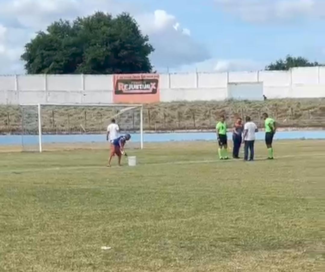 Jogo entre Crato e Guarani de Juazeiro tem atraso por marcações irregulares no campo e situação precária é vista no Estádio Mirandão