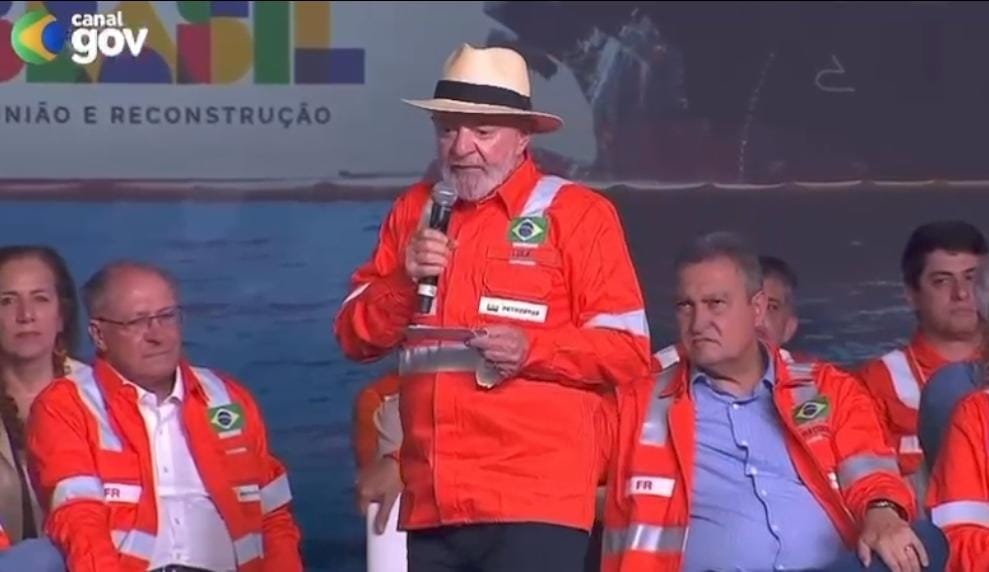 Lula diz que preço final de combustíveis não depende da Petrobras: “gasolina sai a R$ 3,04 e é vendida pelo dobro nas bombas”
