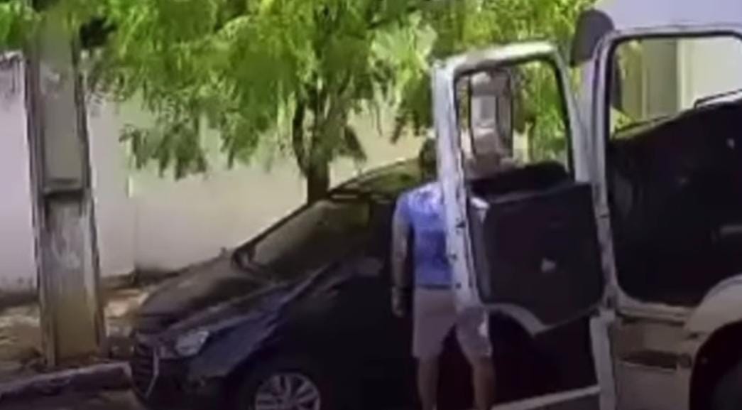 Homem quebra vidro de carro e remove veículo do lugar para dar passagem a um caminhão, em Barbalha