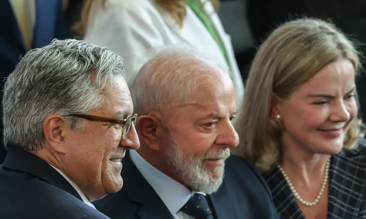 Gleisi Hoffmann cita isenção do Imposto de Renda como prioridade da agenda política