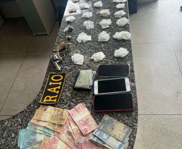 Polícia Militar prende suspeitos de tráfico de drogas em Araripe