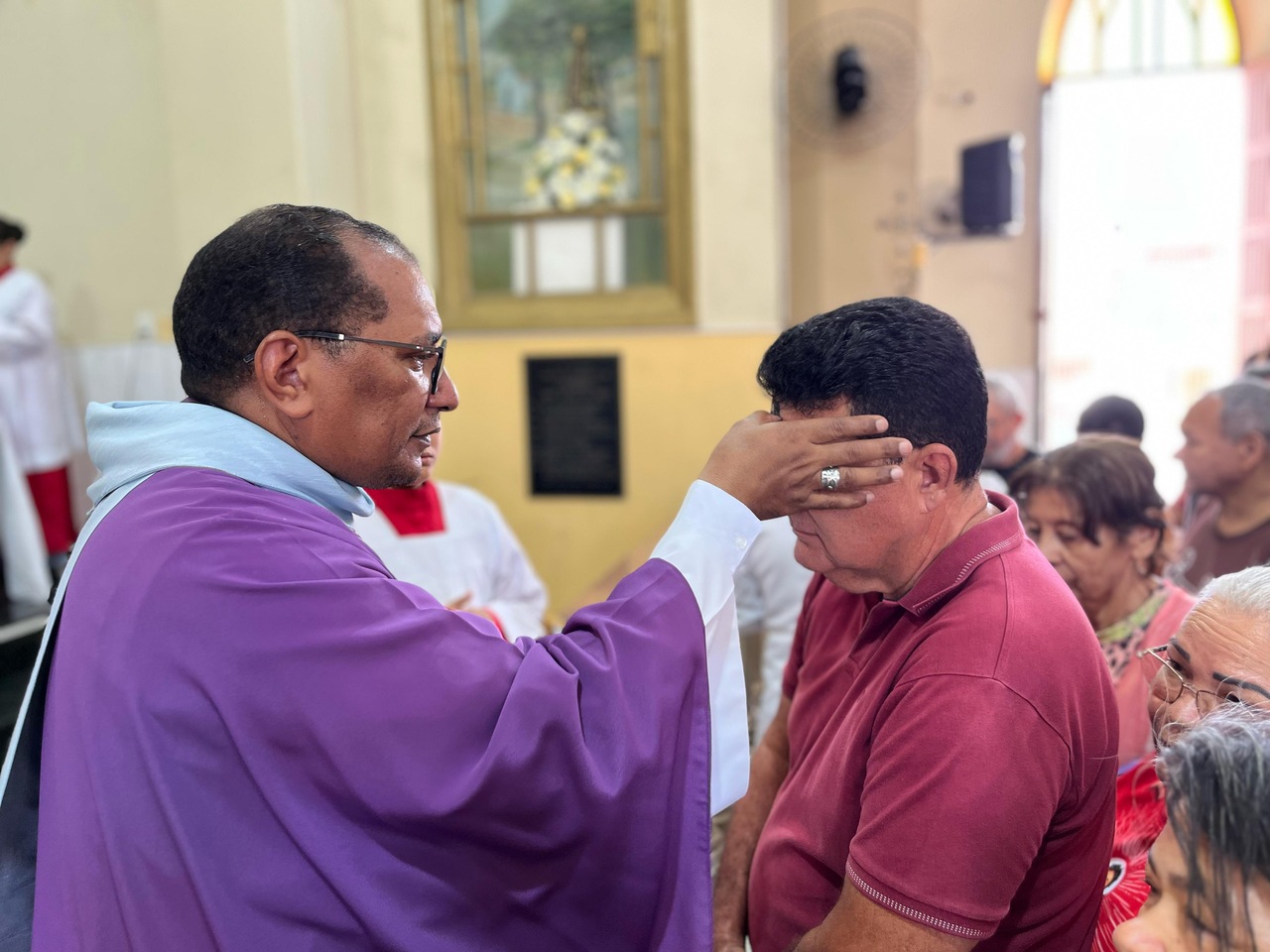 Fiéis católicos participam da celebração da Quarta-feira de Cinzas na cidade de Juazeiro do Norte