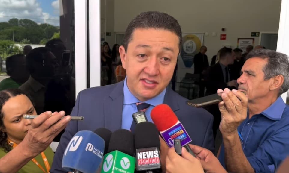 Prefeito Glêdson Bezerra participa de homenagens na Câmara de Juazeiro do Norte e fala sobre articulações para pleito de 2026