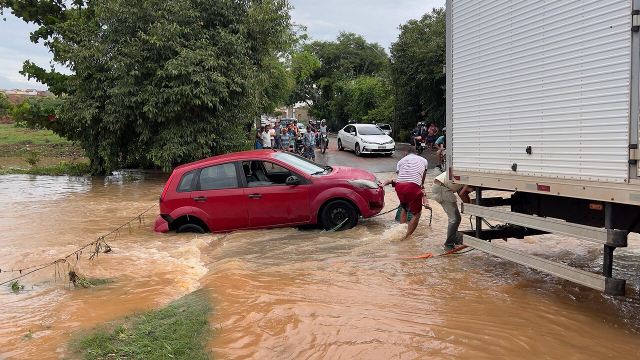 AO VIVO: carro fica inundado num ponto de alagamento da rua Pedro Henrique de Souza, no bairro Leandro Bezerra, em Juazeiro do Norte