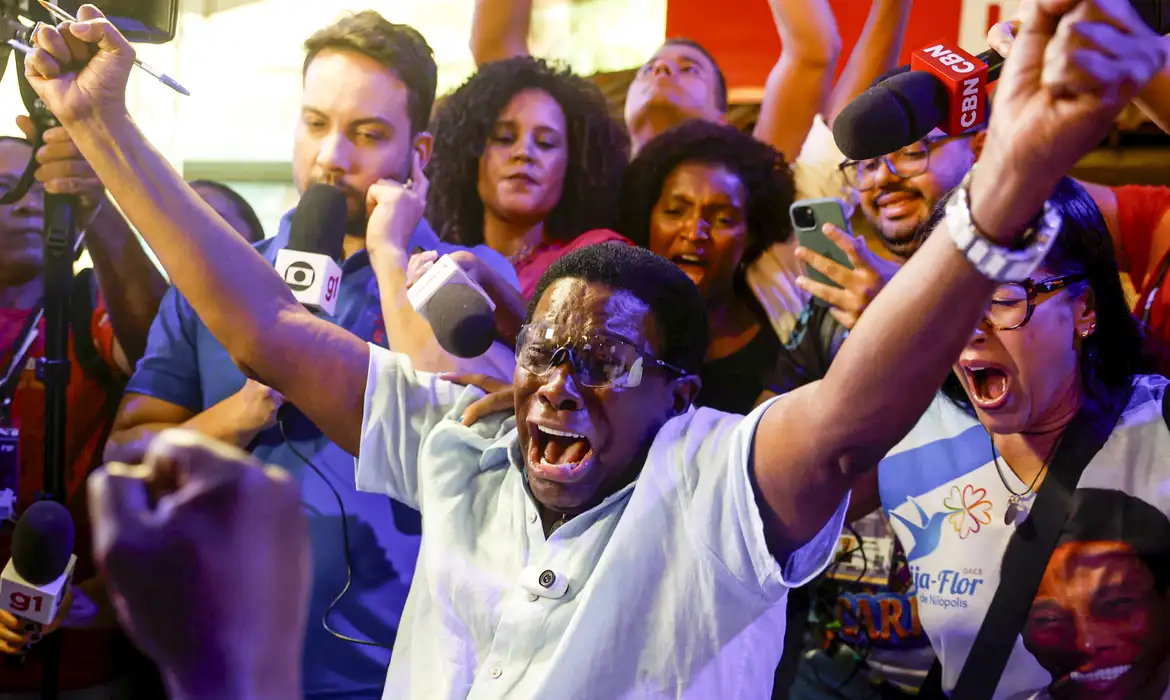 Neguinho da Beija-Flor celebra título no adeus: “agora, só camarote”