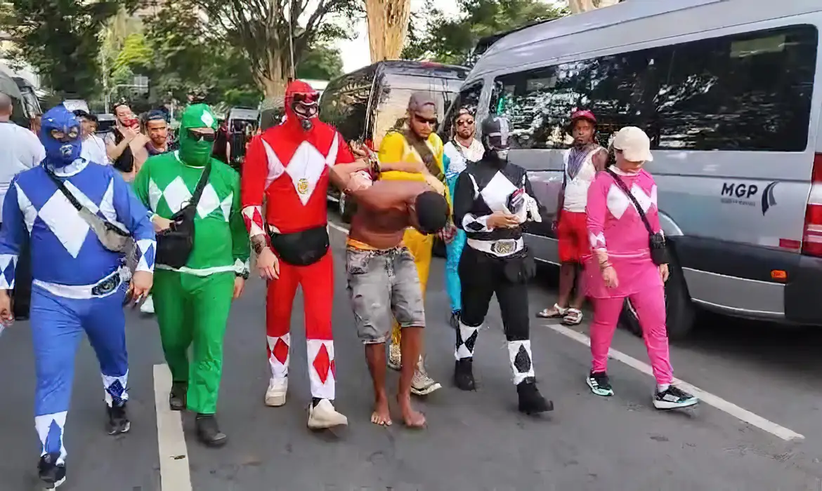 Policiais civis fantasiados de power rangers prendem homem com celulares roubados em São Paulo