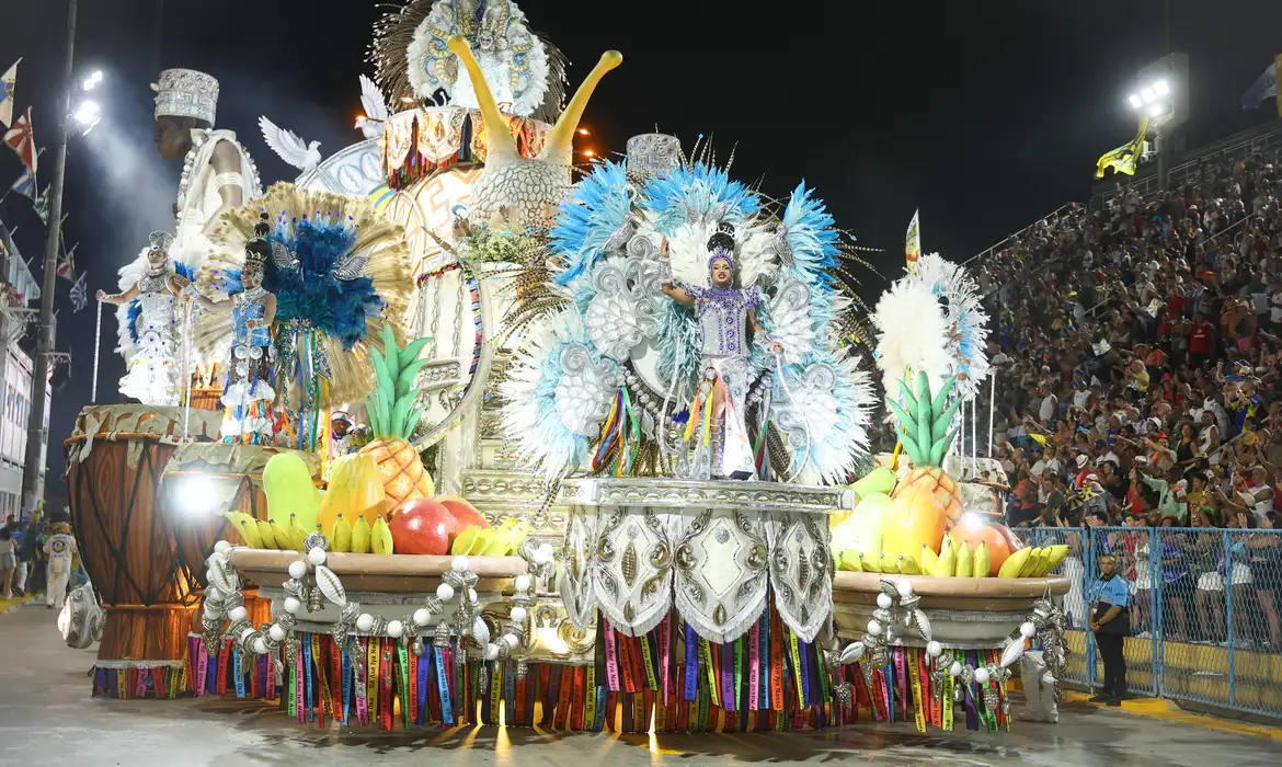 Tema afro domina a segunda noite de desfiles no Sambódromo do Rio