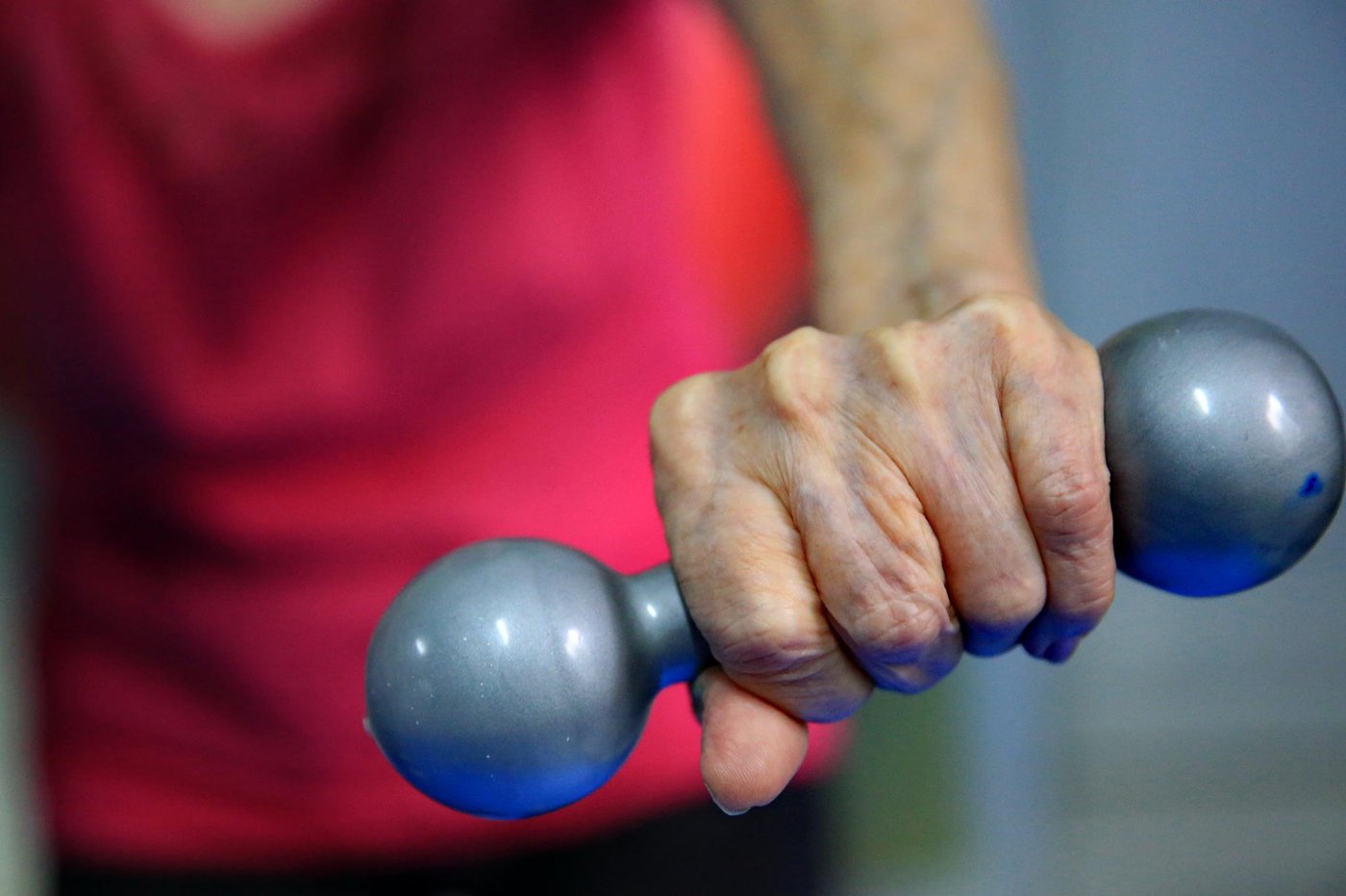 Musculação protege cérebro de idosos contra demência, diz estudo