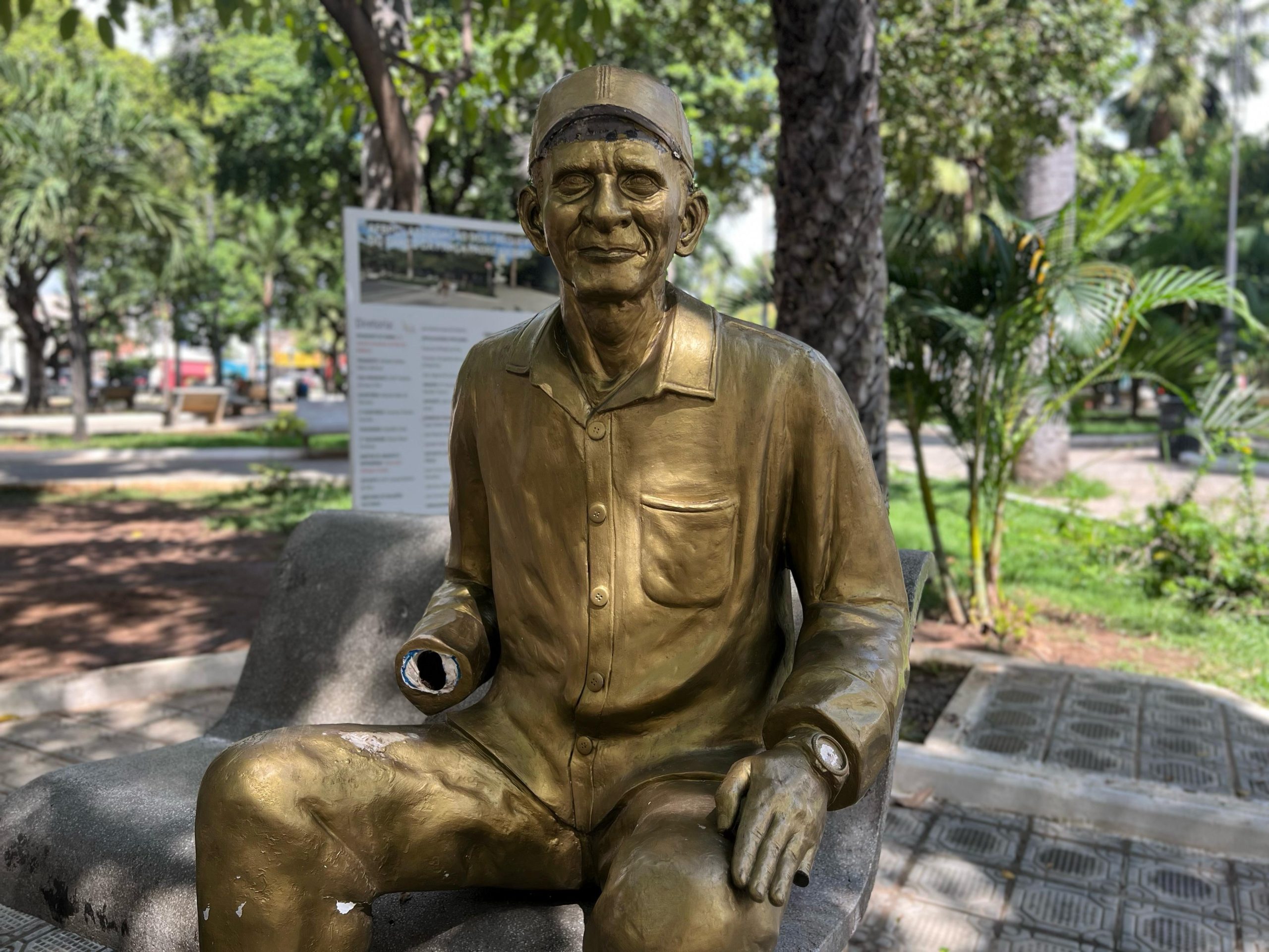 Estátua em homenagem a Daniel Walker é alvo de vandalismo na praça Padre Cícero, em Juazeiro do Norte