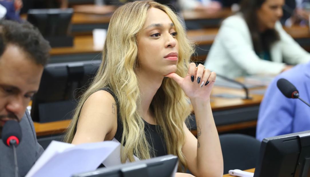 Brasil vê dificuldade em se posicionar sobre caso de visto de Erika Hilton