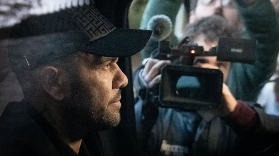 Daniel Alves mora em em ilha paradisíaca, vira “coach” e abre empresas