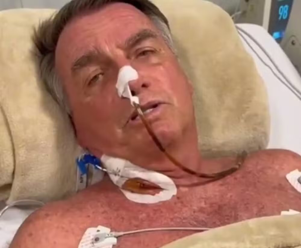 Bolsonaro passa por cirurgia para desobstruir intestino e reconstruir parede abdominal, diz hospital