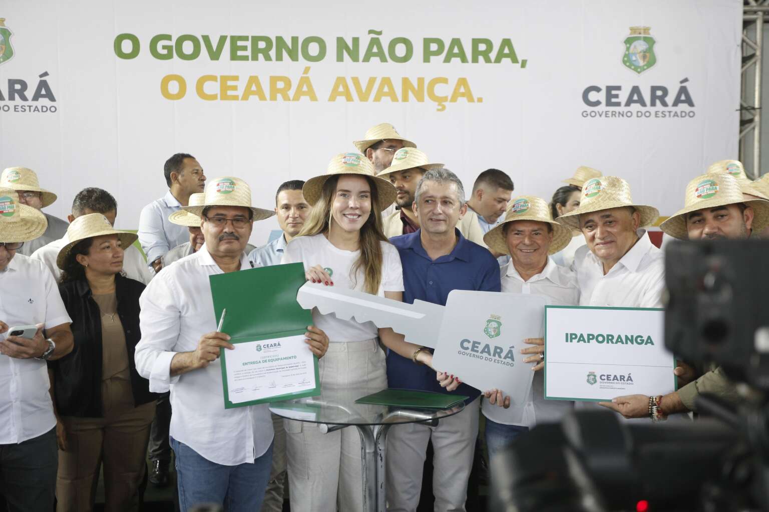 Jade Romero realiza entrega de tratores e implementos para fortalecer a agricultura familiar no Ceará