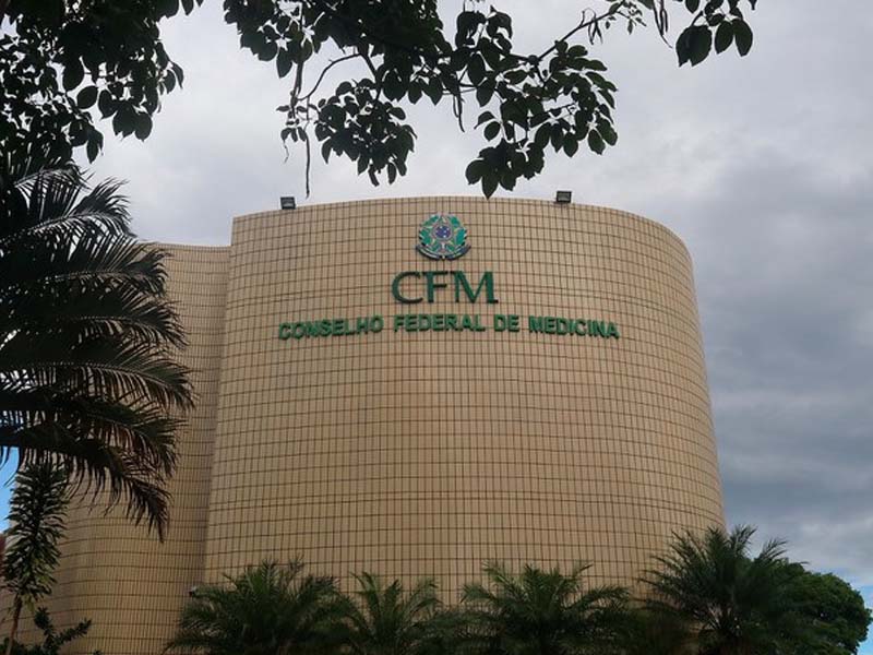 CFM veta terapia hormonal para menor de 18 anos e restringe cirurgias