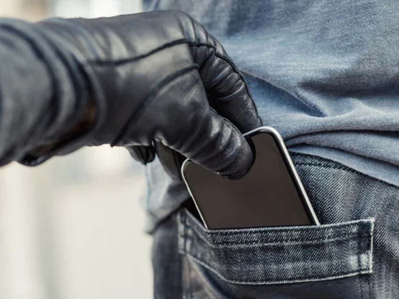 Penas mais rigorosas e mensagens com alertas: as apostas do governo contra roubos e furtos de celulares