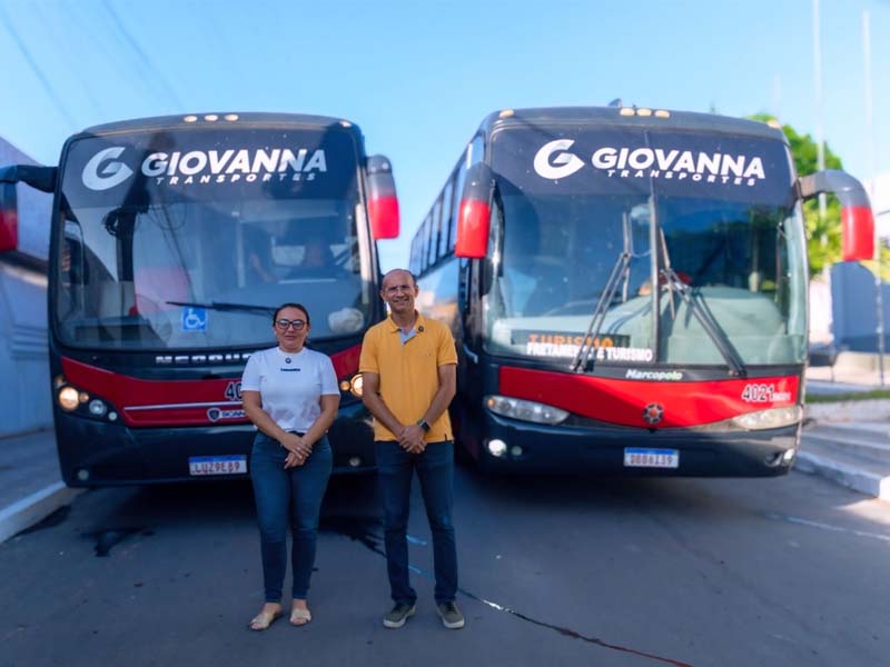 Prefeitura de Altaneira entrega novos ônibus para transporte universitário
