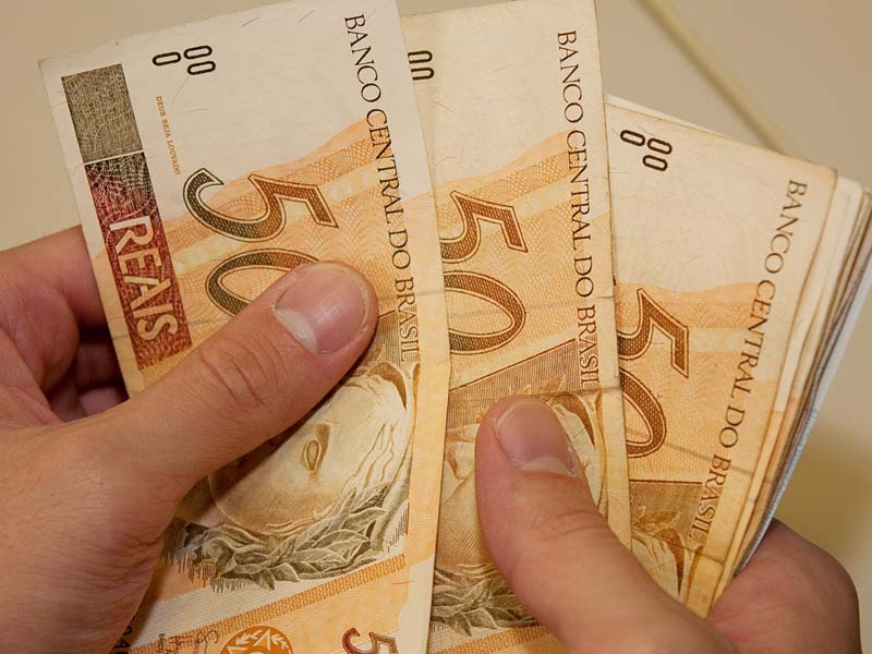 Juros médios cobrados pelos bancos chegam a 43,7% ao ano em fevereiro
