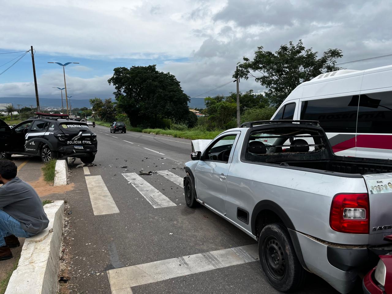AO VIVO: acidente entre viatura da Polícia Civil e dois carros deixa pedestre ferida e trânsito congestionado, no Crato