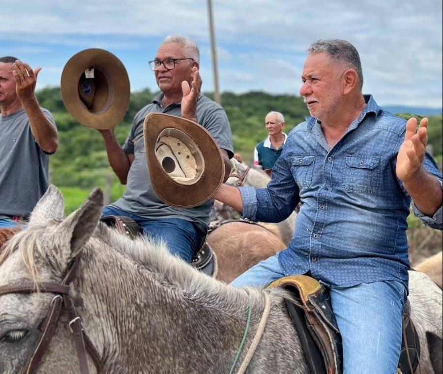 Vereador Humberto Teles lidera cavalgada até o Sítio Correntinho, no Crato, realizada há oito anos com grande participação popular