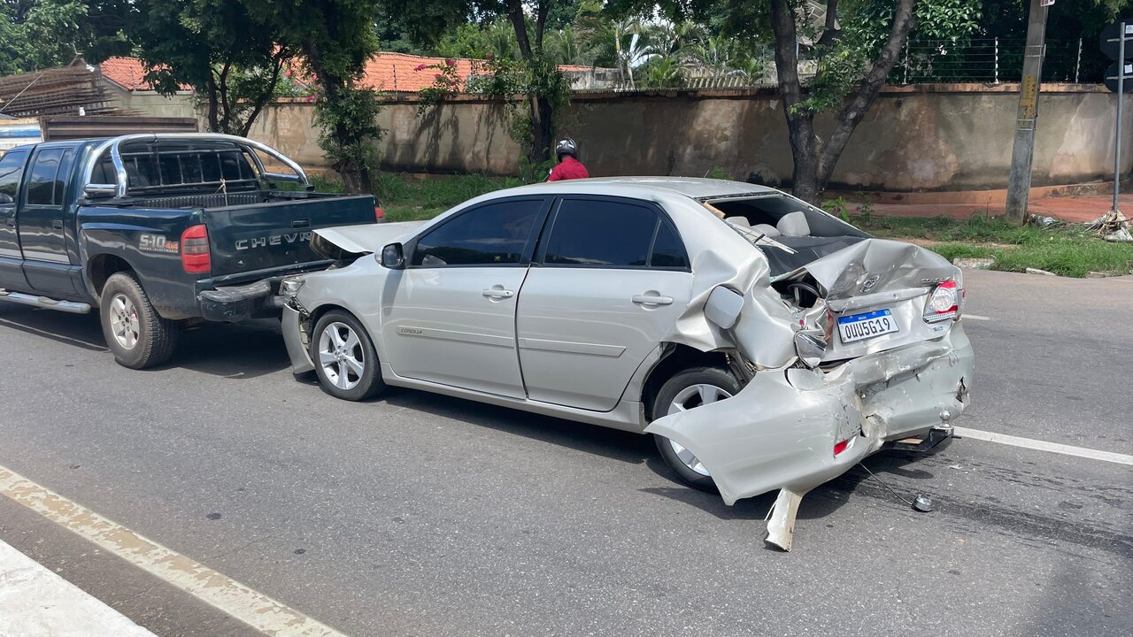 AO VIVO: acidente é registrado na avenida Leão Sampaio após carros pararem na faixa de pedestre e serem atingidos por Hilux em Juazeiro do Norte