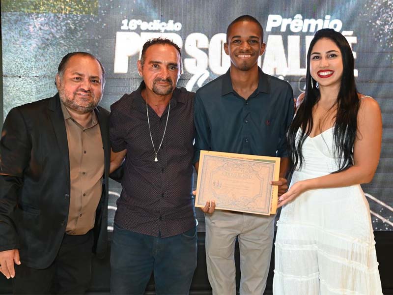 Leonardo Henrique, repórter do News Cariri, recebe certificado de mérito cultural durante Prêmio Personalitè Cariri