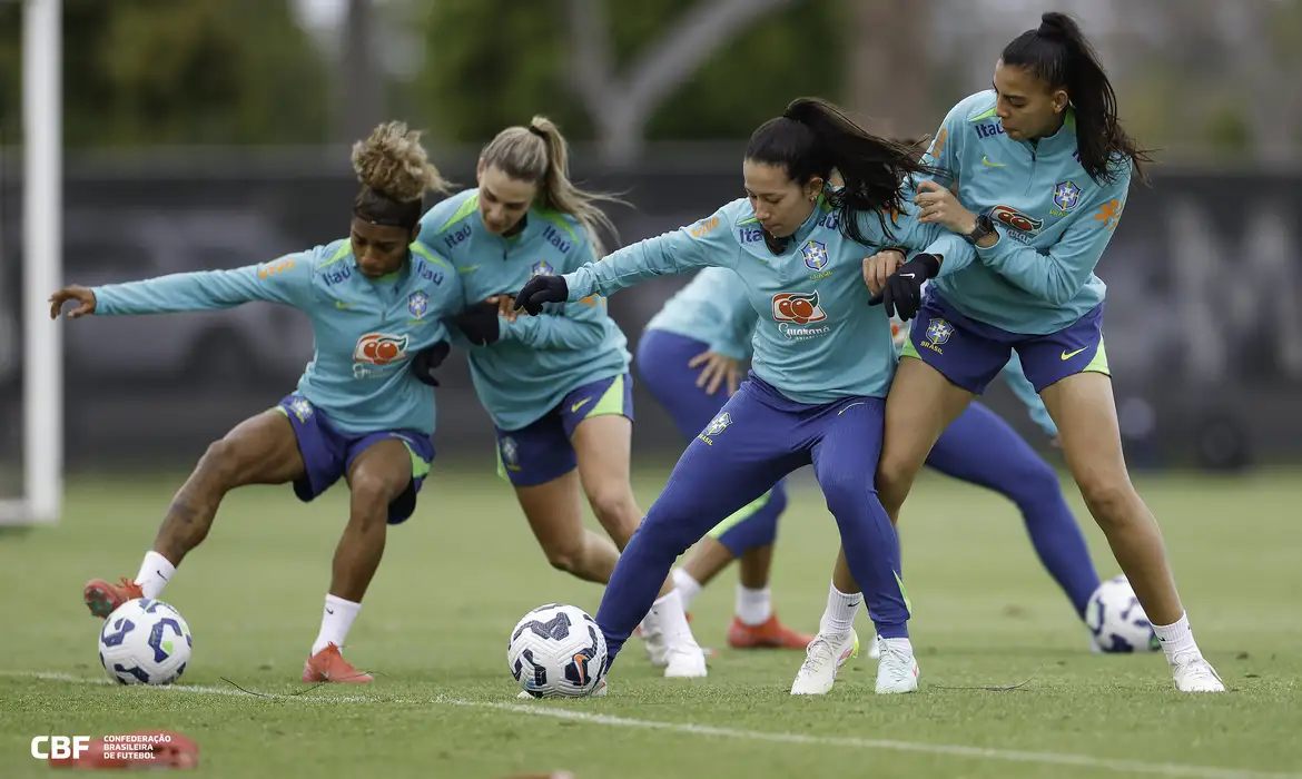 Seleção feminina treina nos EUA para reencontro com donas da casa