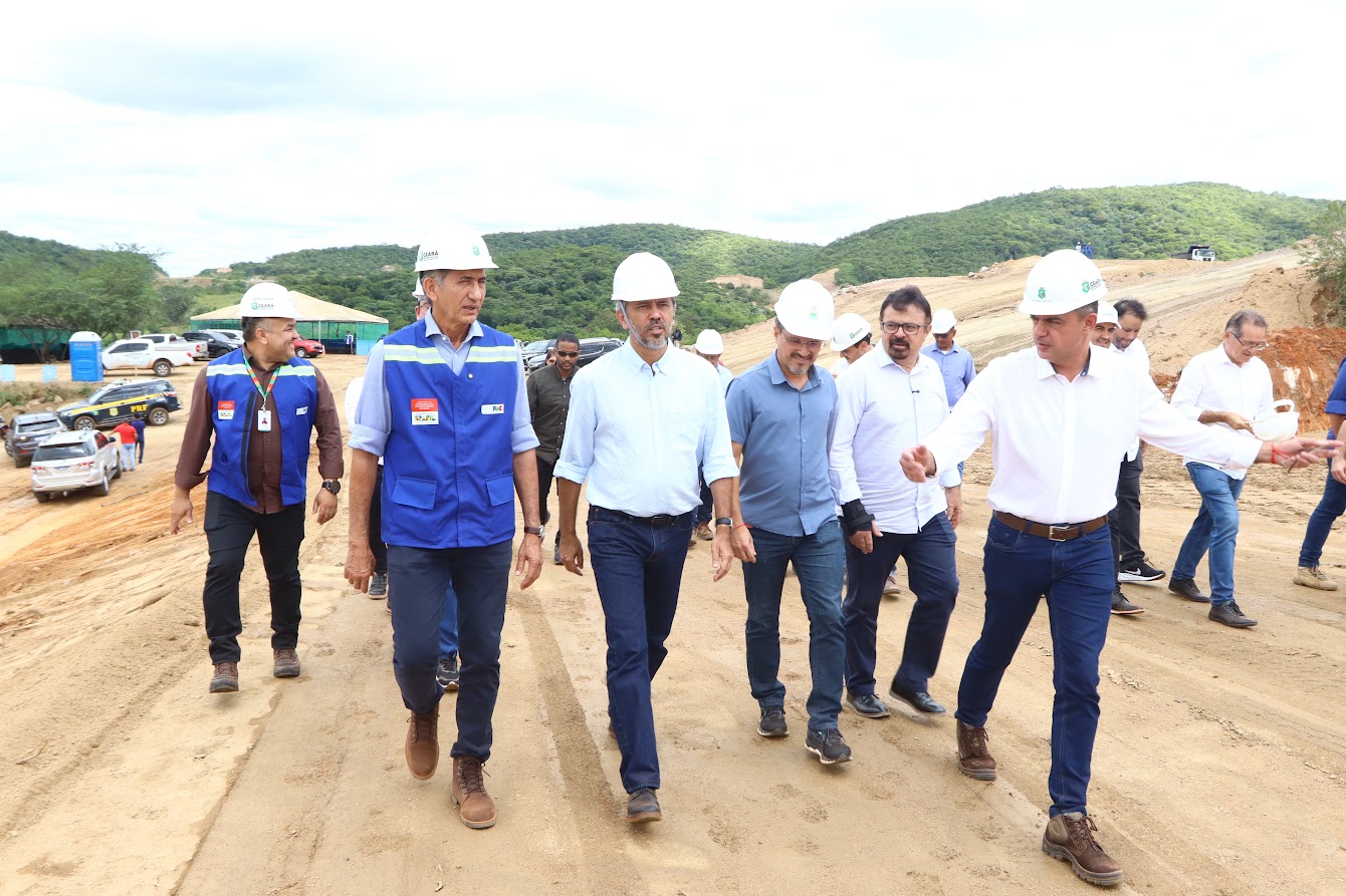 Governador Elmano de Freitas e ministro Waldez Góes visitam lotes 3 e 4 da obra do Cinturão da Águas, no Cariri